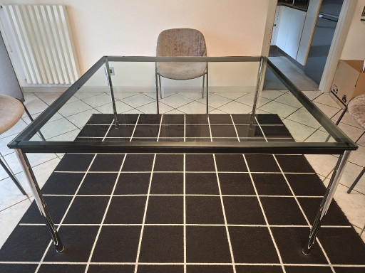 Vierkante tafel van MDF ITALIA met een glazen blad