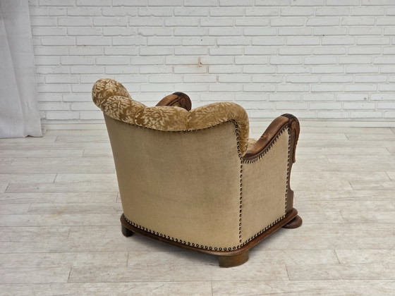Image 1 of Deense relaxfauteuil uit de jaren 50, bekleed met velours en gesneden eikenhout.