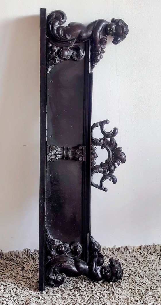 Image 1 of Panneau ancien en bois sculpté représentant un chérubin.
