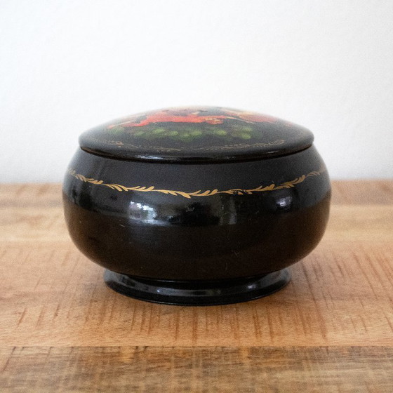 Image 1 of Joyero metálico de estilo folclórico ruso antiguo: caja lacada pintada a mano con tapa.