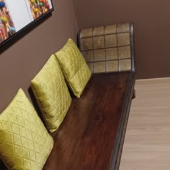 Banc en bois foncé avec incrustations et coussins jaunes, Métal, Marron, Rustic (photo 3 sur 5)