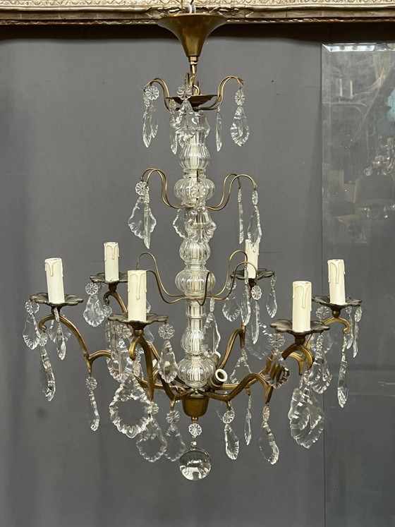 Lámpara de araña estilo Luis XV en bronce dorado, adornada con colgantes de cristal. 8 puntos de luz. (photo 2 of 7)