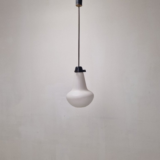 Image 1 of Pendelleuchte aus der Mitte des 20. Jahrhunderts, aus Milchglas und Messing, Italien, 1960er Jahre