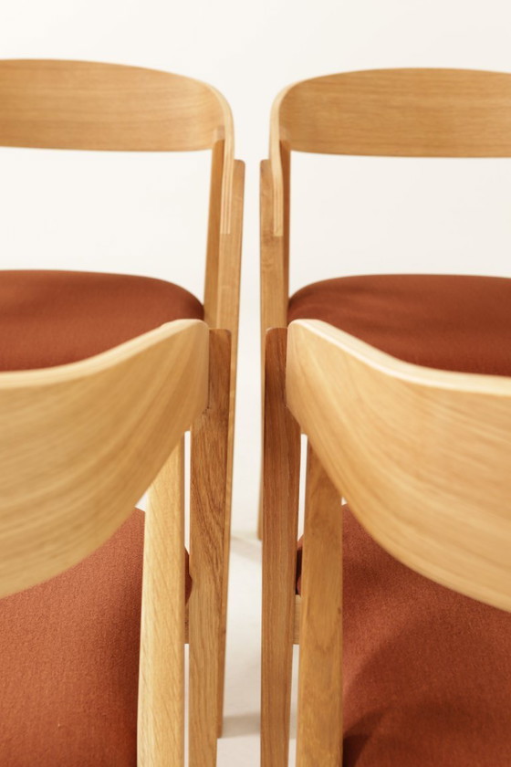 Image 1 of Moderne set van 6 eetkamerstoelen van natuurlijk eikenhout met terracotta bekleding.