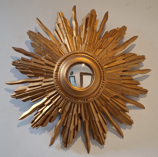 46 cm großer Sonnenspiegel aus seltenem Holz, Version aus den 1950er Jahren. Goldfarbe.