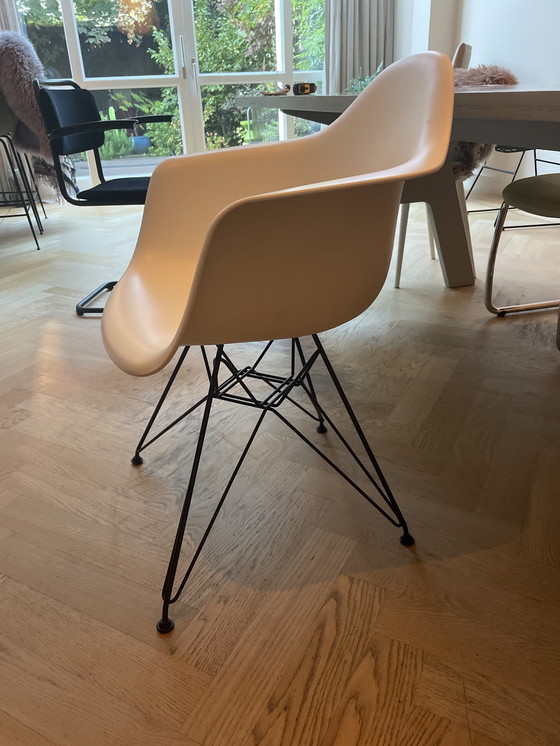 Image 1 of Vitra Eames Dar Stoel- Wit