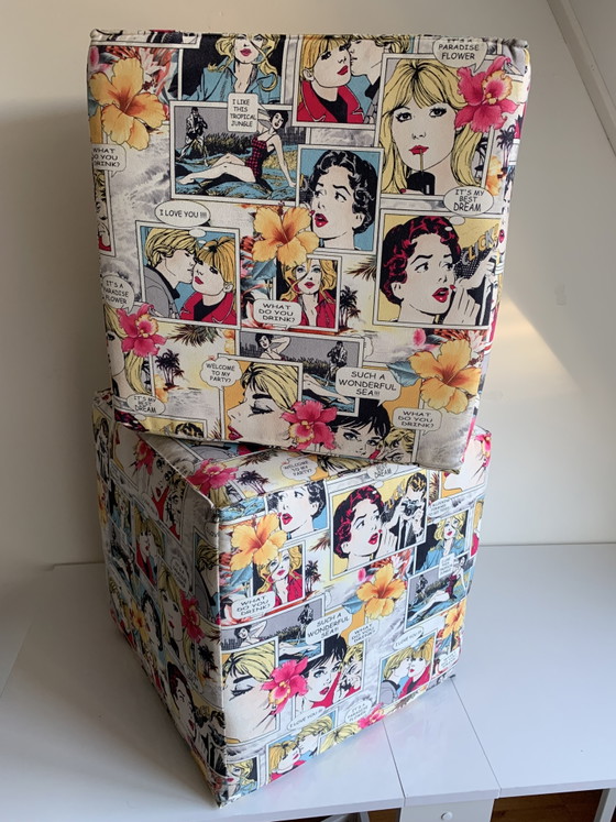Image 1 of Set van twee design poefjes met pop-art print 
