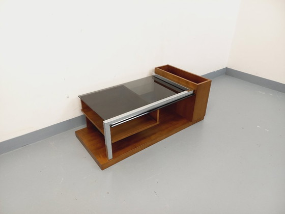 Image 1 of Vintage modernistische rechthoekige salontafel met houten nissen, chroom en rookglas uit de jaren 70.