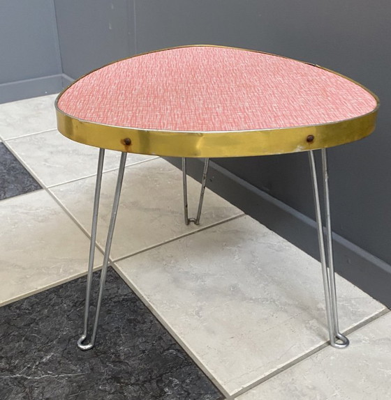 Image 1 of rot-weißer dreieckiger Blumentisch aus den 1960er Jahren (sieht rosa aus)