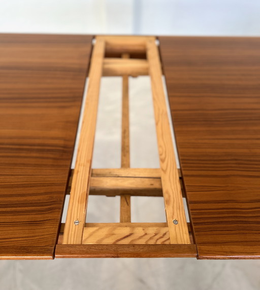 Table de salle à manger danoise en teck du milieu du siècle par AR Møbler.