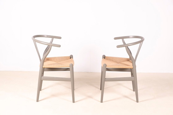 Image 1 of 2x Hans J. Wegner CH24 "Wishbone" stoelen voor Carl Hansen & Søn