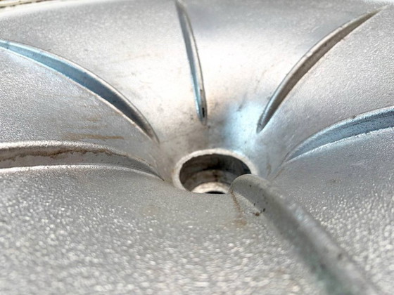 Image 1 of Primera serie de la mesa Tulip de Eero Saarinen para Knoll International, 1956