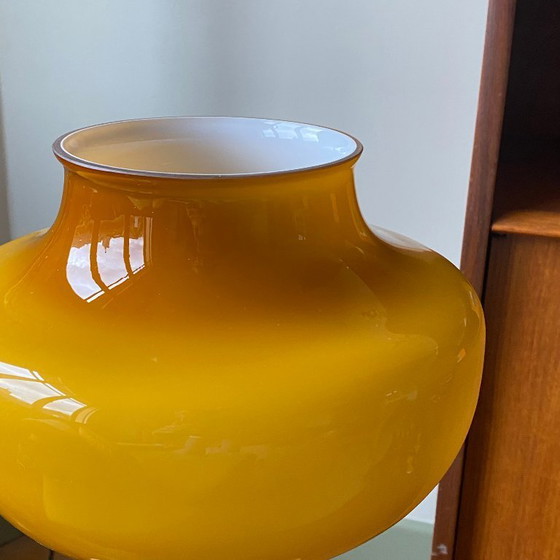 Image 1 of Grote vintage lamp van bruin en geel opaalglas en messing.