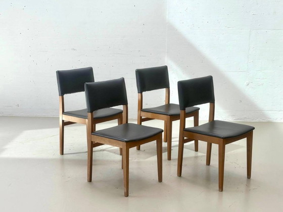 Houten stoelen uit het midden van de 20e eeuw met zwarte bekleding, jaren 60. – Eetkamerstoelen, Wood (photo 10 of 14)