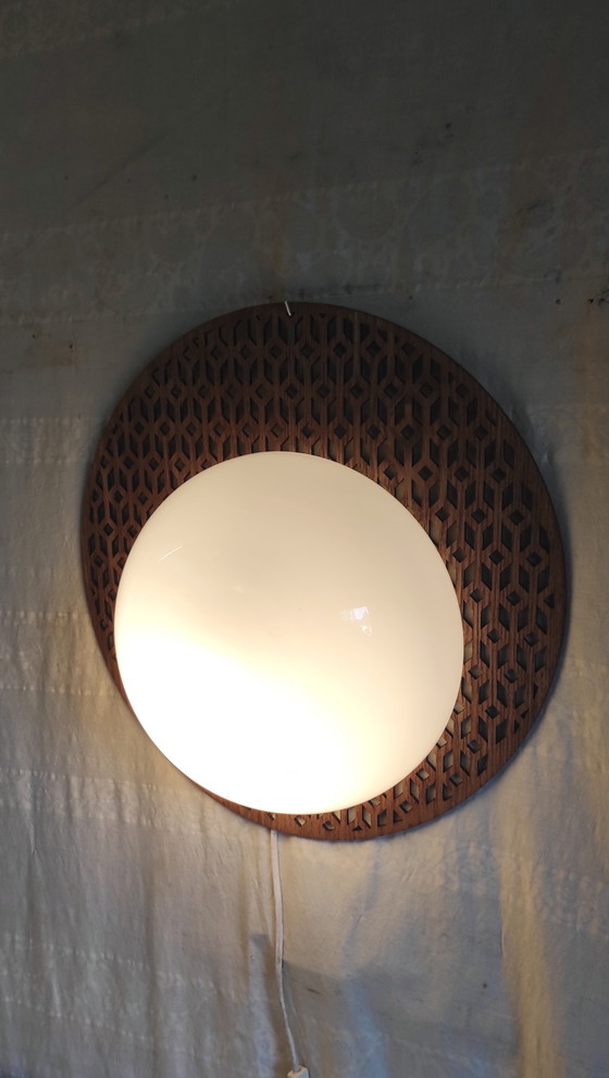 Image 1 of Design wandlampen van hout met een bol van opaalglas - midden 20e eeuw