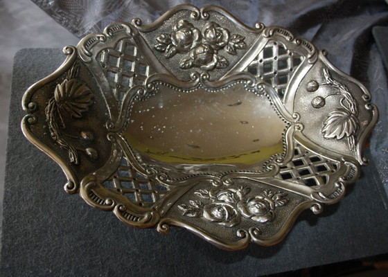 Image 1 of Ciotola decorativa argentata – rilievo floreale – 38 x 37 x 8 cm – elegante pezzo vintage