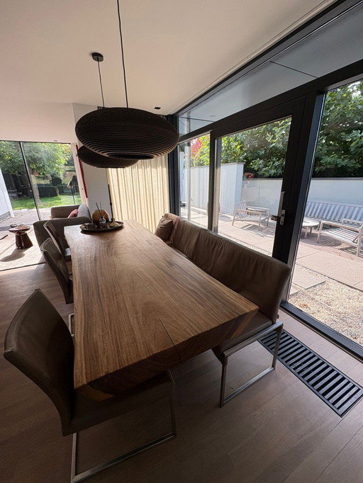 TABLE DESIGN BERT PLANTAGIE AVEC CANAPÉ 4 PLACES ET TROIS CHAISES MISTY