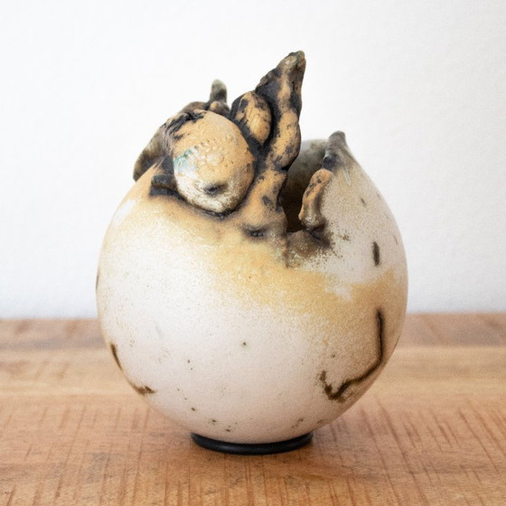 Image 1 of Abstraktes Keramikkunstwerk, Kugelform mit Fisch und Öffnung
