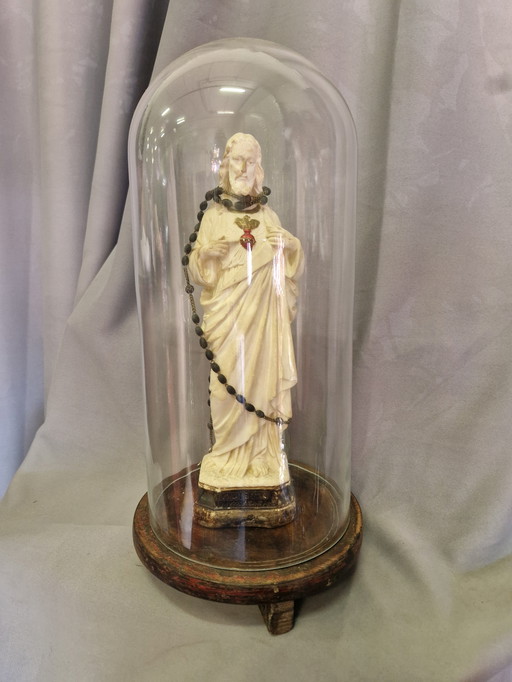 Religiöse antike Jesus-Skulptur in einer Glockenglocke