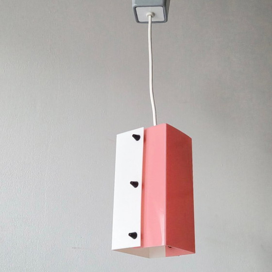 Image 1 of SET VAN 3 VINTAGE ROZE & WITTE PLEXIGLAS HANGERS UIT DE JAREN 50, ROCKABILLY-STIJL