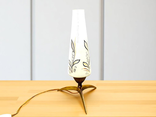 Space Age mid century modern messing driepoot tafellamp met opaline glazen kap, 1950