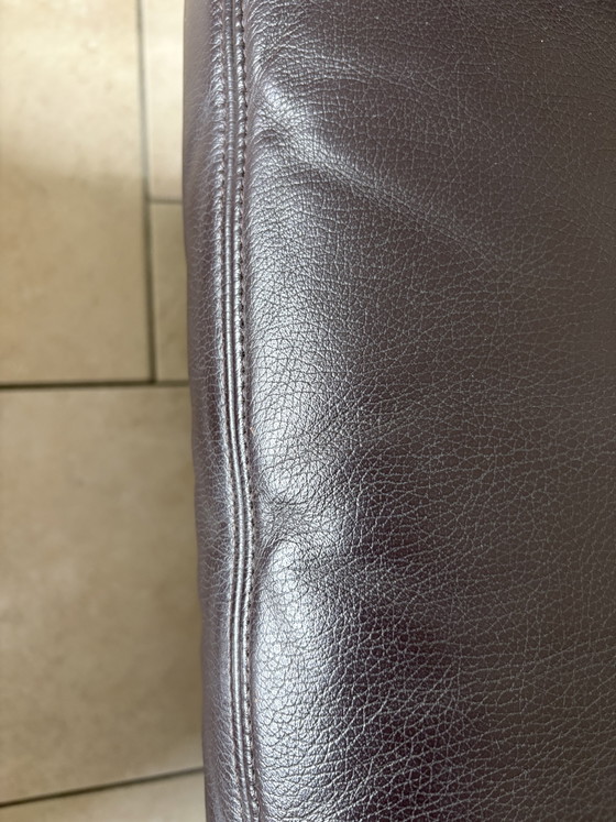 Sofá Montel de 2,5 plazas, de piel auténtica marrón con respaldo ajustable. – Montèl, Leather, Metal (photo 6 of 6)