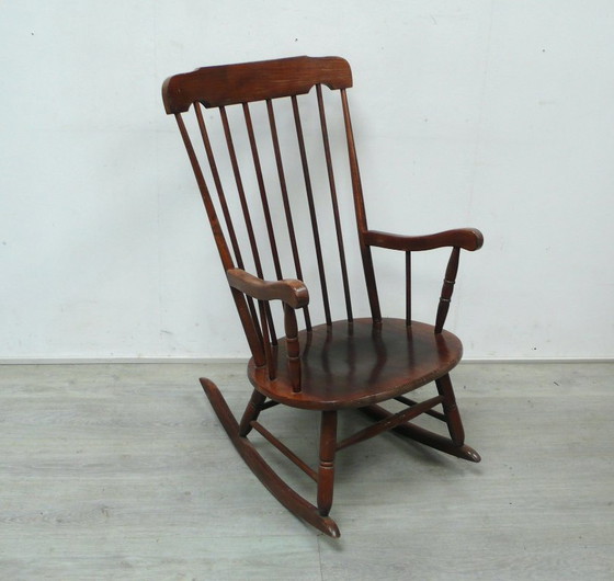 Image 1 of Vecchia sedia a dondolo in legno massello con schienale a fuso, braccioli, super confortevole