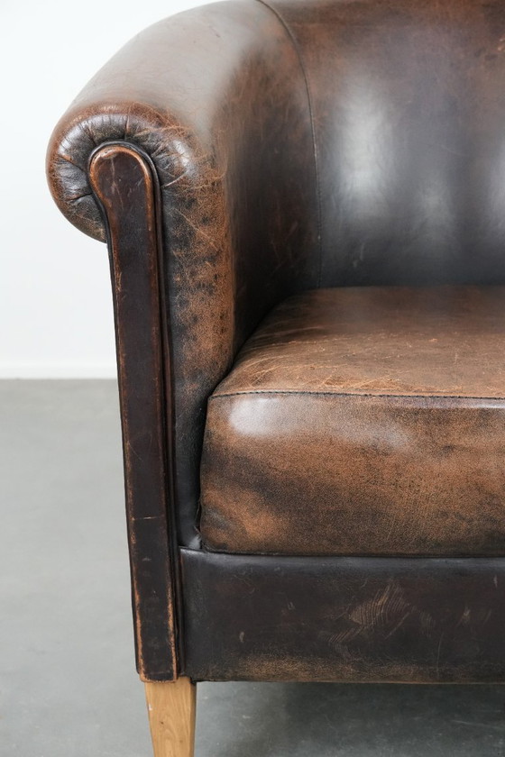 Image 1 of Karaktervolle clubfauteuil gemaakt van schapenleer met een mooi patina