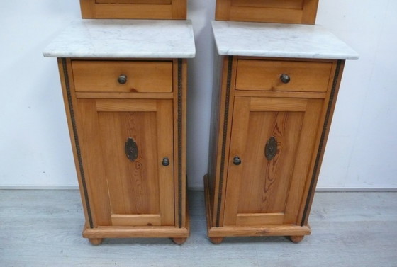 Image 1 of 2 Biedermeier Nachttische mit Vitrinen-Aufsatz um 1870, Naturholz + Facettenglas