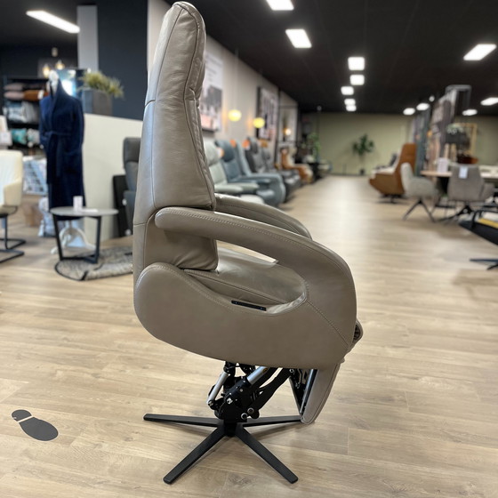 Image 1 of La poltrona reclinabile Future Castores S con supporto in piedi
