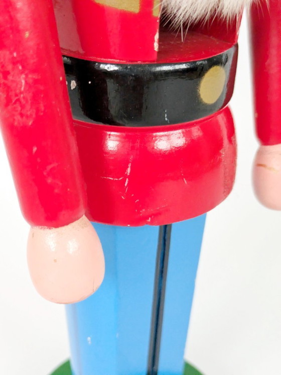 Image 1 of Statuetta tedesca vintage dello Schiaccianoci | Decorazione natalizia in legno fatta a mano