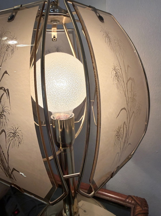 Lampada da tavolo in ottone Hollywood Regency con vetro inciso botanicamente - Anni '70, Lampade da tavolo (foto 3 di 10)