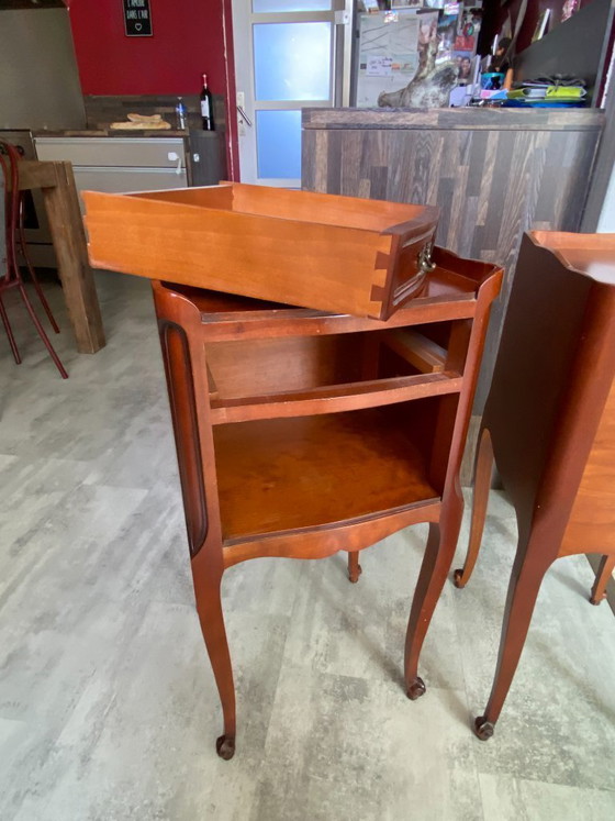 Image 1 of Zwei Nachttische im Stil Louis XV mit Schubladen und einer Nische