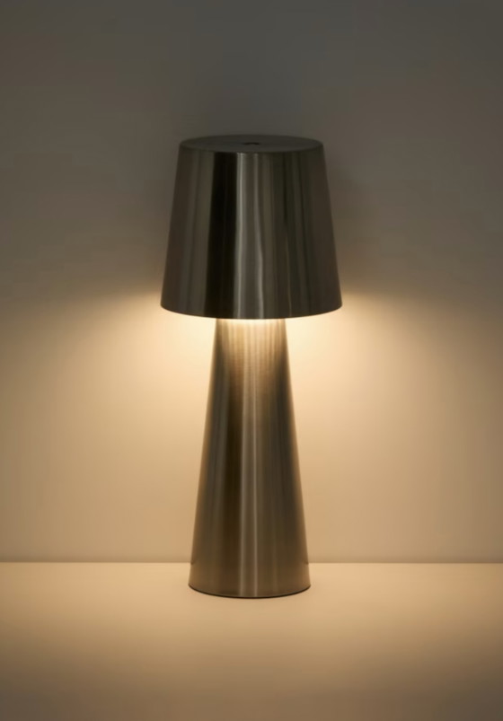Lámpara de mesa grande Arenys de metal con acabado plateado brillante. – Kave, Lámparas de mesa (photo 4 of 7)