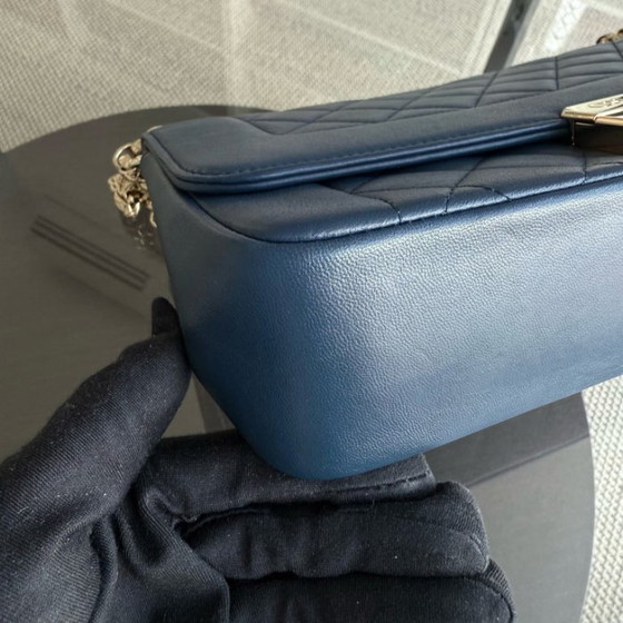 Image 1 of Chanel Chic With Me Medium - Lamsvacht gewatteerd 25 cm Marineblauw Goudkleurige hardware Serie 18