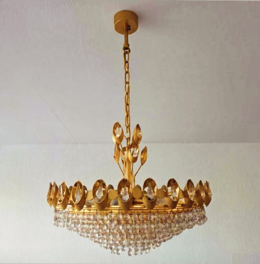 Klassischer Kronleuchter mit goldenem Rahmen und Kristallanhängern