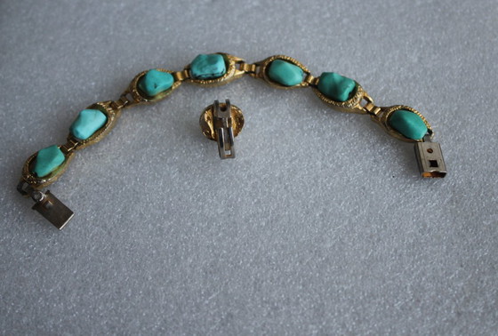 Image 1 of Vintage sieradenset bestaande uit een armband en een ring met turkoois op goudkleurig metaal.