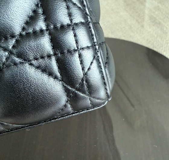 Image 1 of Dior Lady Medium - Pelle di agnello Canange, finiture nere e dorate.