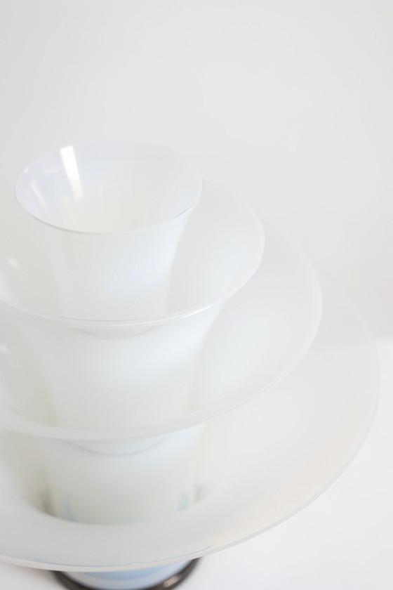 Image 1 of Wit en blauw opalescent glas "bloemblaadjes" lamp, 21e eeuw