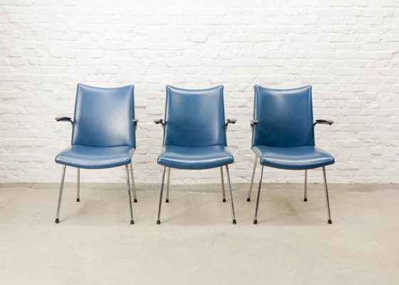 Image 1 of Gebroeders De Wit, ensemble de trois fauteuils design néerlandais revêtus de similicuir bleu vif. Pays-Bas, années 1960.