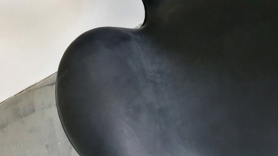 Image 1 of Frits Hansen swan chair in zwart nubuck leder in hoogte instelbaar uit 1965