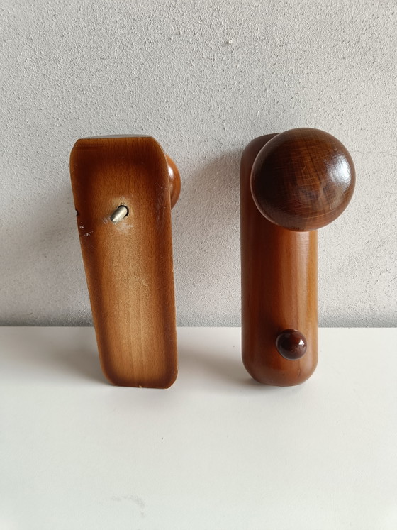 Image 1 of Coppia di grandi ganci da parete vintage in legno con gancio di ricambio in omaggio, Italia, anni '70.