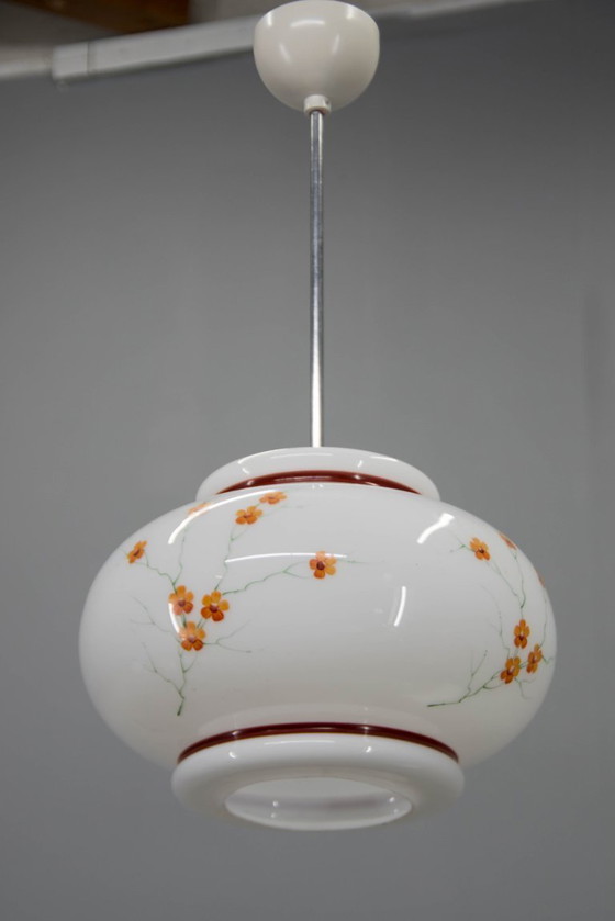 Image 1 of Hanglamp van melkglas, handbeschilderd, uit de jaren 70, vintage stijl uit het midden van de 20e eeuw.