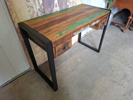 Bunter Schreibtisch aus Altholz, Maße 110 x 50 cm und 78 cm hoch.