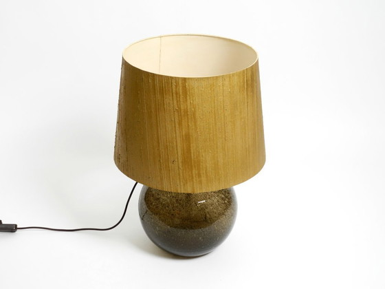 Image 1 of Grote, elegante, zeer zeldzame Putzler tafellamp uit 1970 met verlicht glazen lamphuis en kap van gouden dupionzijde