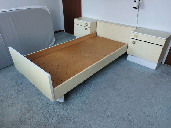 Image 1 of Lit simple vintage avec tables de chevet et coiffeuse