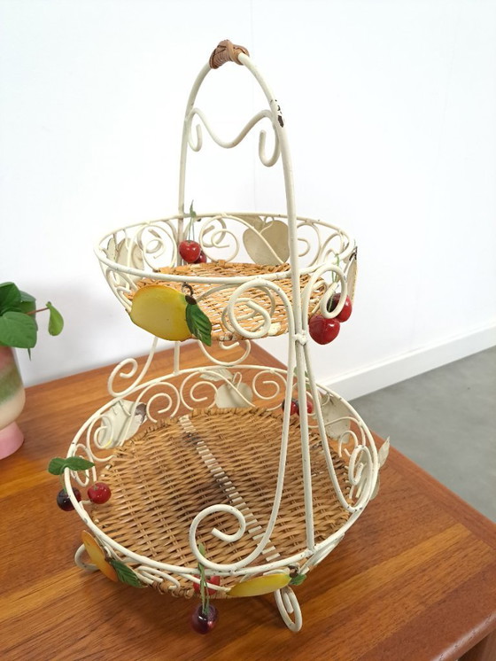 Image 1 of Alzata francese a più livelli in metallo bianco, cesto di frutta