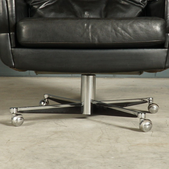 Image 1 of Set vintage lederen draaifauteuil met hocker – jaren 70