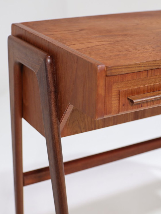 Image 1 of Tocador danés antiguo de teca de la década de 1960.