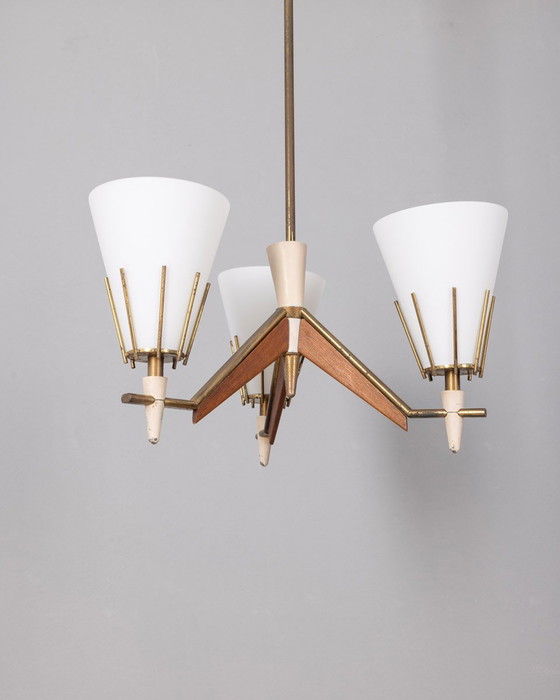 Image 1 of Lustre vintage des années 50 en laiton, bois et verre opalin, design italien